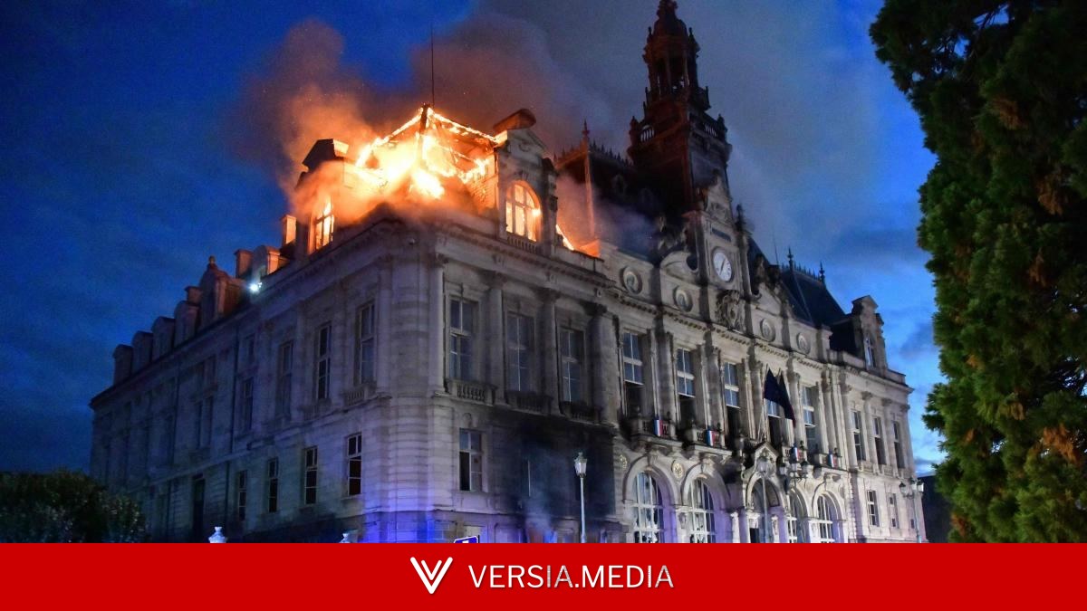 Un grupo de manifestantes incendia el histórico ayuntamiento de Limoges