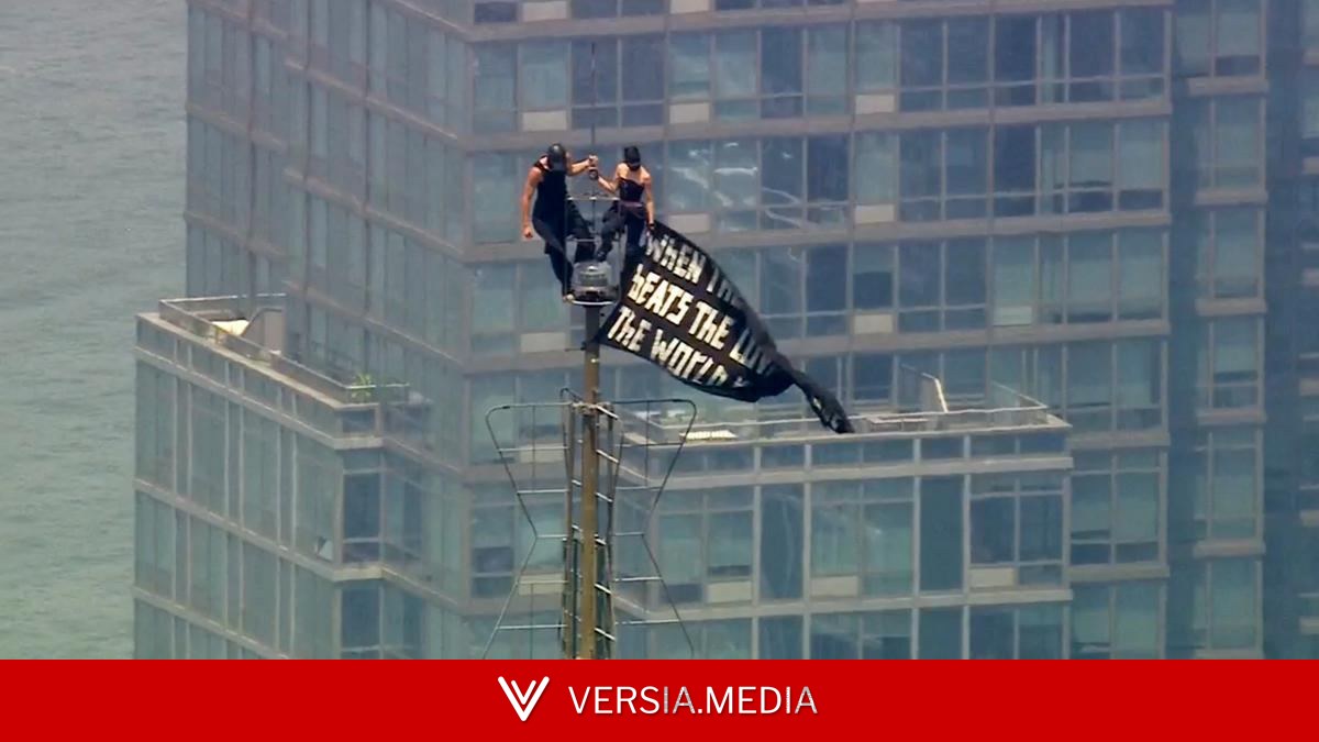 Dos personas trepan a la cima del Empire State Building para una petición de matrimonio