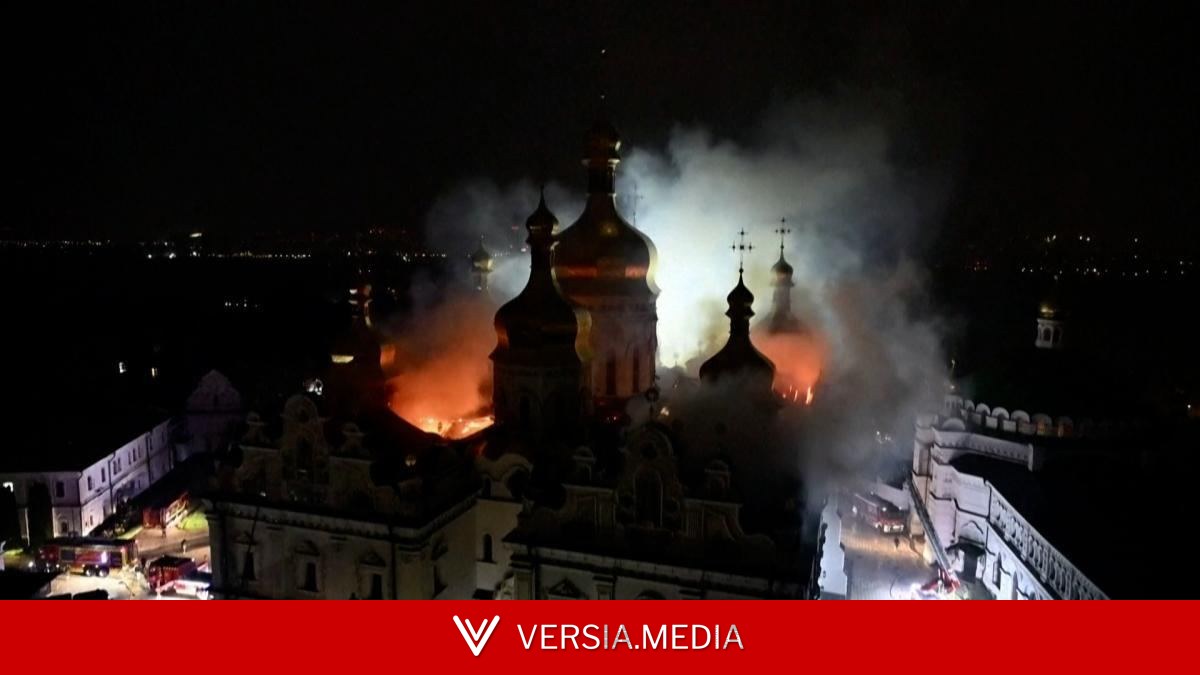 Un ataque ruso contra Kyiv deja en llamas la catedral de la Dormición — Health | Versia.media
