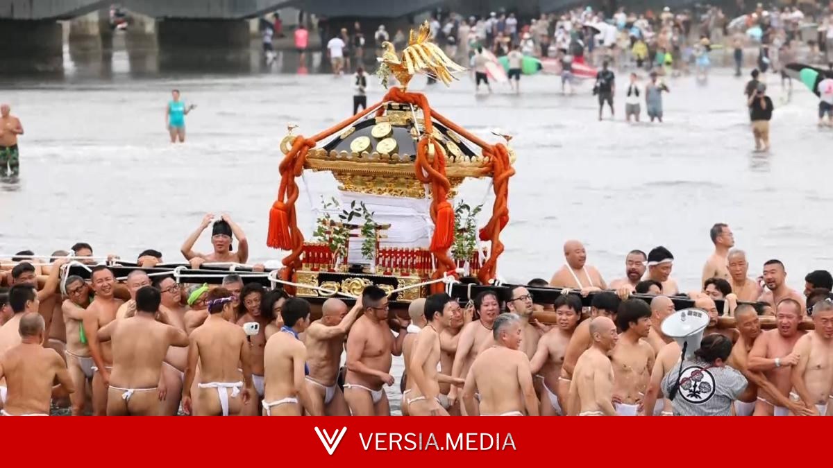 Japón celebra el Enoshima Tenno Festival con un ritual en el mar