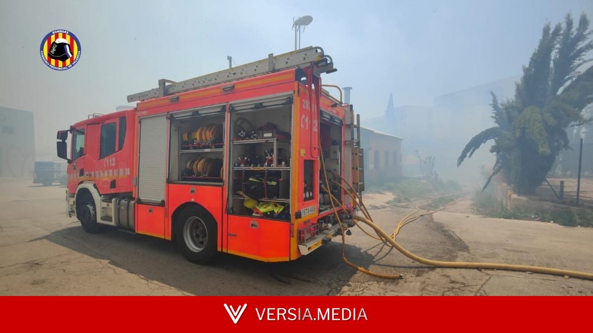 Una persona fallece en el incendio de Manises, ya estabilizado por los bomberos