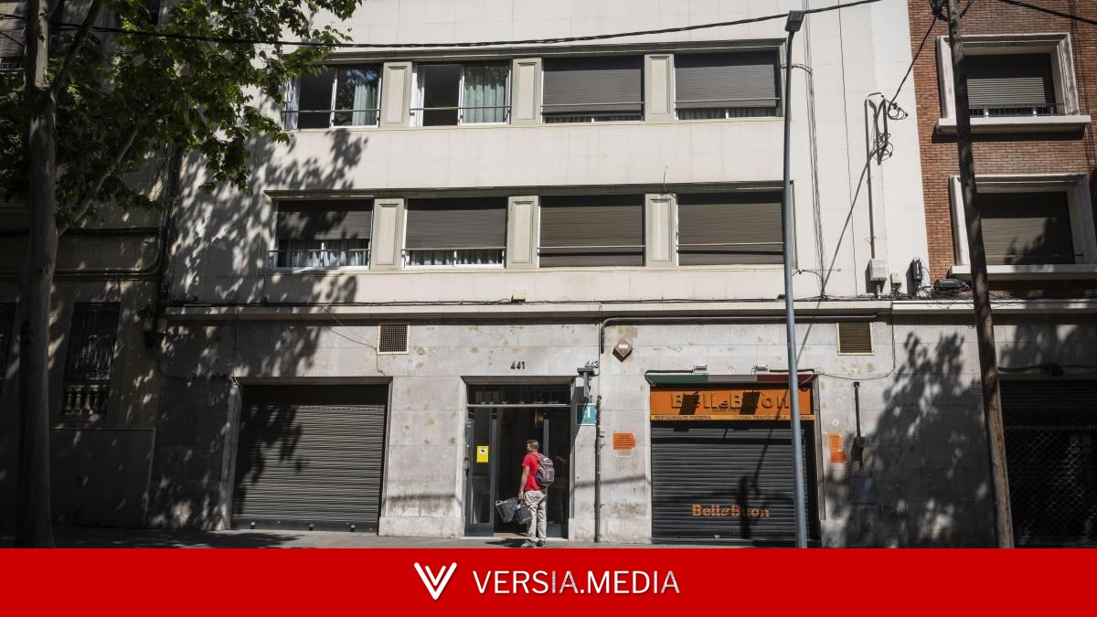 El edificio troceado en miniapartamentos turísticos ilegales no deja de funcionar