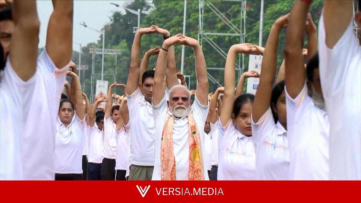 El primer ministro de la India lidera una sesión multitudinaria por el Día Internacional del Yoga